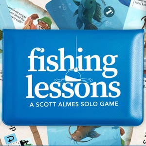 Può includere: Una scatola di gioco blu con il titolo "fishing lessons" in testo bianco. Il gioco è un gioco in solitaria di Scott Almes. L'immagine include carte di gioco con illustrazioni di pesci e persone che pescano. Il gioco è per 1 giocatore.