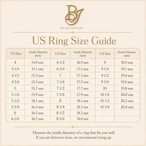 Peut inclure: Un tableau beige de guide des tailles de bague US par Balim Jewelry pr&eacute;sentant les tailles am&eacute;ricaines de 4 &agrave; 10 3/4 avec leurs diam&egrave;tres int&eacute;rieurs en millim&egrave;tres. Le texte indique de mesurer le diam&egrave;tre int&eacute;rieur d'une bague bien ajust&eacute;e.