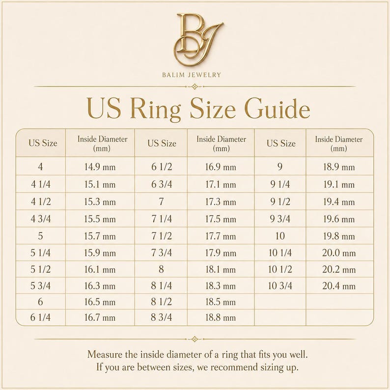 Peut inclure: Un tableau beige de guide des tailles de bague US par Balim Jewelry pr&eacute;sentant les tailles am&eacute;ricaines de 4 &agrave; 10 3/4 avec leurs diam&egrave;tres int&eacute;rieurs en millim&egrave;tres. Le texte indique de mesurer le diam&egrave;tre int&eacute;rieur d'une bague bien ajust&eacute;e.