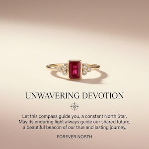 Könnte beinhalten: Ein Goldring mit einem zentralen, smaragdgeschliffenen roten Edelstein, flankiert von drei kleinen runden Diamanten auf jeder Seite. Text: UNWAVERING DEVOTION. Let this compass guide you, a constant North Star. May its enduring light always guide our shared future, a beautiful beacon of our true and lasting journey. FOREVER NORTH.