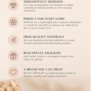 Peut inclure: Une infographie pour Balim Jewelry avec le texte Why Choose Balim Jewelry? et cinq points avec des ic&ocirc;nes. Sous le texte, deux bagues en or sont pr&eacute;sent&eacute;es : l'une avec une pierre bleue ronde entour&eacute;e de petites pierres transparentes.