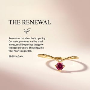 Op de afbeelding: Een gouden V-vormige ring met een enkele ronde rode edelsteen in het midden. De tekst luidt: THE RENEWAL. Remember the silent buds opening. Our quiet promises are like small leaves, small beginnings that grow to shade our years. They show me your heart is a garden. BEGIN AGAIN.