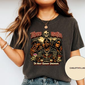 Peut inclure: Une tasse en céramique blanche avec une anse noire et le texte "But First, Coffee" en noir, dans une police manuscrite. La tasse est posée sur une surface blanche.