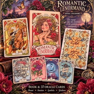 Op de afbeelding: Een Romantic Lenormand orakelkaartenset van Anna Oginski met een doos en 37 kaarten met art nouveau-stijl illustraties. De kaarten tonen diverse symbolen, waaronder een ruiter, wolken, een boeket, de maan en een anker met bijbehorende tekst.