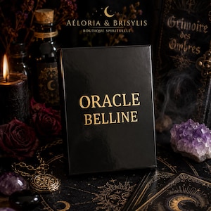 Peut inclure: Une boîte noire avec l'inscription dorée "ORACLE BELLINE" est au centre de l'image. Elle est entourée d'objets mystiques, dont une bougie allumée, des cristaux et un livre. L'esthétique générale est sombre et mystérieuse, évoquant l'occultisme.