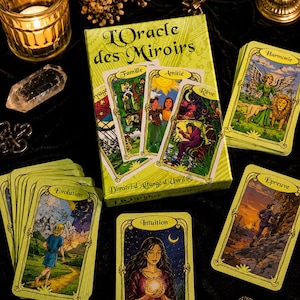 Op de afbeelding: Een kaartspel Oracle des Miroirs met een limoengroene doos met de titel en illustraties van kaarten genaamd Famille, Amitié en Rêve. Verschillende losse kaarten zijn afgebeeld, waaronder Evolution, Intuition en Épreuve.