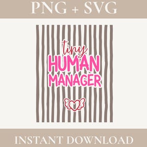 Può includere: Un design grafico digitale con strisce verticali marroni su sfondo chiaro. Il testo recita tiny HUMAN MANAGER in caratteri corsivi e stampatello rosa e rossi. Sotto il testo c'è un cuore delineato in rosso con piccole ali ai lati.