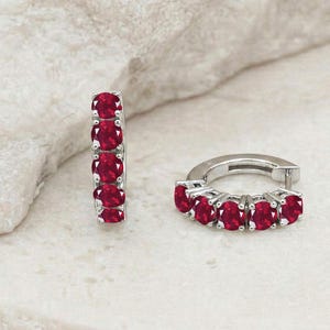 Natuurlijke robijnrode oorringen | 925 sterlingzilveren oorbellen | Minimalistische sierlijke oorbel | Geboortesteen juli | Verjaardagscadeau voor dames
