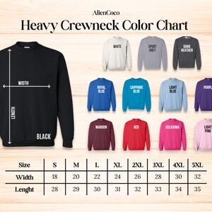 Puede incluir: Una tabla de colores para sudaderas de cuello redondo pesadas. La tabla muestra varios colores, incluyendo blanco, gris, azul, morado, rojo y rosa. Se muestra una sudadera negra con medidas de ancho y largo. La tabla de tallas incluye tallas S a 5XL.