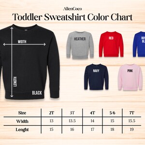 Puede incluir: Una tabla de colores para sudaderas para ni&ntilde;os peque&ntilde;os, con una sudadera negra con gu&iacute;as de medici&oacute;n de ancho y largo. Se muestran sudaderas adicionales en gris jaspeado, rojo, azul real, azul marino y rosa. Una tabla de tallas muestra las medidas en cm.