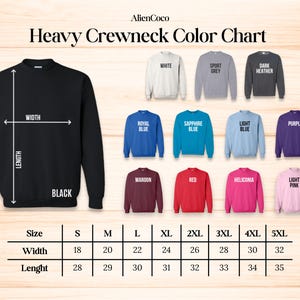 K&ouml;nnte beinhalten: Eine Farbkarte f&uuml;r schwere Crewneck-Sweatshirts. Die Karte zeigt verschiedene Farben, darunter Wei&szlig;, Grau, Blau, Lila, Rot und Rosa. Ein schwarzes Sweatshirt wird mit Breiten- und L&auml;ngenma&szlig;en gezeigt. Die Gr&ouml;&szlig;entabelle umfasst die Gr&ouml;&szlig;en S bis 5XL.