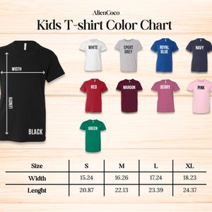 K&ouml;nnte beinhalten: Eine Kinder-T-Shirt-Farbtabelle zeigt verschiedene T-Shirt-Farben, darunter Schwarz, Wei&szlig;, Rot und Gr&uuml;n. Die Tabelle zeigt auch die Ma&szlig;e f&uuml;r Breite und L&auml;nge in cm f&uuml;r die Gr&ouml;&szlig;en S, M, L und XL. Der Text "AlienCoco" steht oben.
