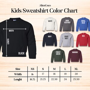 K&ouml;nnte beinhalten: Eine Farbkarte f&uuml;r Kinder-Sweatshirts mit einem schwarzen Sweatshirt mit Breiten- und L&auml;ngenma&szlig;en. Die Karte zeigt verschiedene Farben: Wei&szlig;, Dunkelgrau, K&ouml;nigsblau, Marine, Sportgrau, Rot, Waldgr&uuml;n und Bordeaux. Gr&ouml;&szlig;en XS bis XL sind aufgef&uuml;hrt.