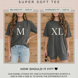 K&ouml;nnte beinhalten: Gr&ouml;&szlig;enreferenz f&uuml;r ein Super Soft Tee. Der Text enth&auml;lt "Relaxed Fit - Gr&ouml;&szlig;e M" und "Oversized Fit - Gr&ouml;&szlig;e XL". Zwei Frauen pr&auml;sentieren die Shirts. Der Text "Wie soll es passen?" ist ebenfalls enthalten.