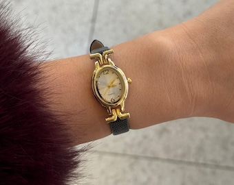 Minimalistische Damenuhr Goldgehäuse, Lederarmbanduhr, Geschenk für Sie, elegant für jeden Tag