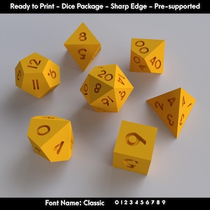 Puede incluir: Un conjunto de dados amarillos de varias formas geométricas, incluyendo un dado de 20 caras, un cubo y una pirámide. Los dados tienen números grabados en sus superficies. El texto superior dice "Ready to Print - Dice Package - Sharp Edge - Pre-supported". La fuente es "Classic".