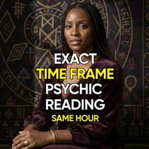 以下が含まれることがあります： 編み込みの髪型をした女性が、模様のあるタペストリーの前に立っています。「EXACT TIME FRAME PSYCHIC READING SAME HOUR」というテキストが黄色と白で重ねられています。彼女はバーガンディ色のベルベットのトップスと金のジュエリーを身に着けています。