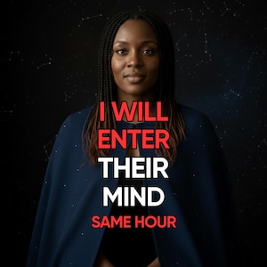 Può includere: Una tazza di ceramica bianca con un manico nero e la scritta "But first, coffee" in stile scritto a mano. La tazza è su una superficie bianca. La tazza è alta 10 cm.