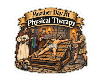Puede incluir: Una pegatina con una escena medieval y el texto Another Day At Physical Therapy. Una persona está atada a un potro de madera mientras otros con túnicas sostienen mancuernas, bandas de resistencia y un portátil. Hay calaveras y una pesa rusa.