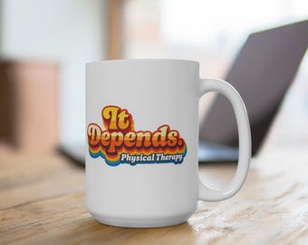 Puede incluir: Taza de cerámica blanca con el texto "It Depends Physical Therapy" en una fuente retro. El texto es de color amarillo, naranja, rojo y azul. La taza tiene un asa grande y está sobre una superficie de madera.