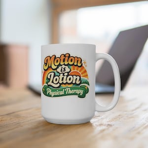 Op de afbeelding: Witte keramische mok met de tekst "Motion is Lotion Physical Therapy" in een retro-ontwerp. Het ontwerp toont een regenboog, zon en oceaangolven. De mok heeft een groot handvat en is geschikt voor warme of koude dranken.