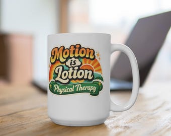 Puede incluir: Taza de cerámica blanca con el texto "Motion is Lotion Physical Therapy" en un diseño retro. El diseño presenta un arcoíris, un sol y olas del océano. La taza tiene un asa grande y es adecuada para bebidas frías o calientes.