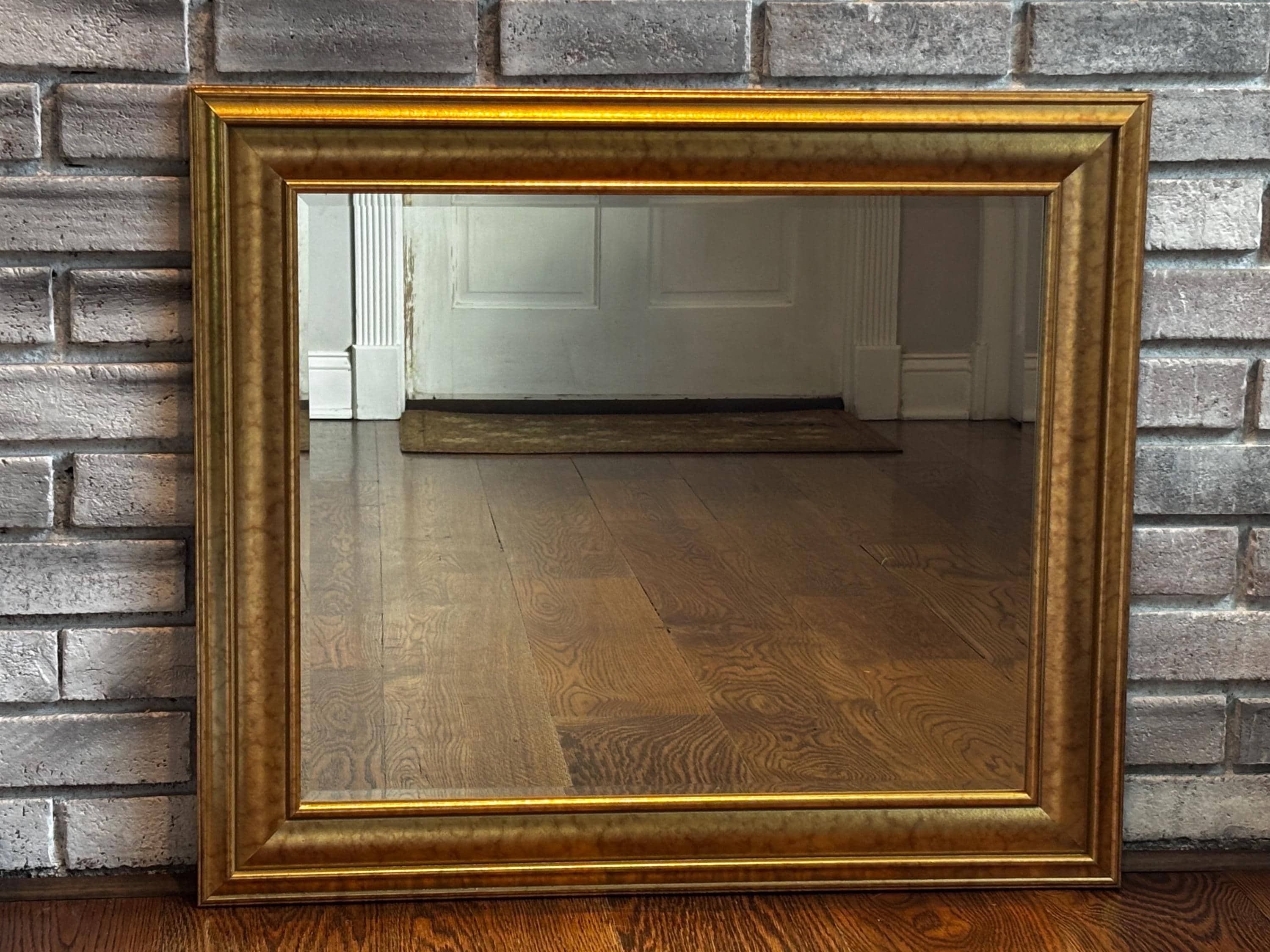 ヴィンテージ鏡　木彫・金色額縁 Gold Wood Framed Mirror | Burlwood Accent Mirror (30 X 26 Inches