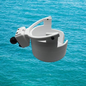 Op de afbeelding: Een witte, plastic drijvende stoel met een gebogen zitting en een handvat. De stoel heeft een kleine, rechthoekige component met een wiel bevestigd. De achtergrond is een blauwe oceaan.