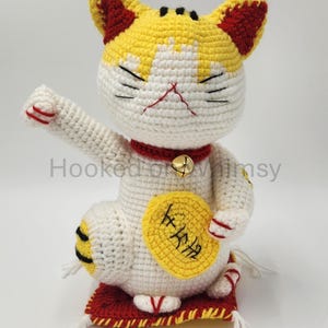 Chat porte-bonheur japonais au crochet (Maneki-neko ou chat qui vous invite)