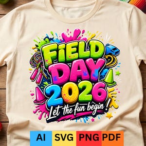 Può includere: Una maglietta color crema con una grafica colorata per il "Field Day 2026". Il design include una corda per saltare, un fischietto e coni, con la frase "Let the fun begin!" La parte inferiore della maglietta presenta le opzioni di tipo di file: AI, SVG, PNG e PDF.