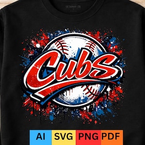 Puede incluir: Sudadera negra con diseño de béisbol. La palabra "Cubs" es en rojo y azul, con una pelota de béisbol en el fondo y salpicaduras de pintura. El texto "GETAWAY CO" está en la parte superior.