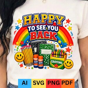 Può includere: Una t-shirt color crema con una grafica colorata che raffigura un arcobaleno, faccine gialle sorridenti, matite, colla stick, un quaderno verde e una scatola di pastelli a cera. Il testo HAPPY TO SEE YOU BACK è scritto in lettere grandi e colorate.