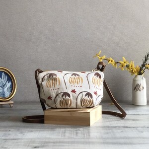 Piccola borsa da donna in cotone e velluto a coste beige, tracolla in pelle, stampata a mano, leggera e con chiusura a zip, perfetta per l'uso quotidiano o per le uscite.