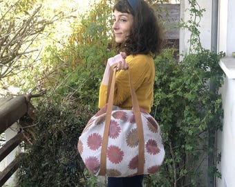 Reisetasche mit handbedrucktem Blumenmuster, weich und kompakt, großes Fassungsvermögen mit zwei Innentaschen, perfekt für Kurztrips