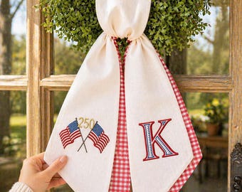 Gestickte Monogramm-Patrianische Kranz-Schärpe, Doppel-Schicht-Gingham-Tür-Dekor der amerikanischen Flagge, 1776-2026 Rot-Weiß-Blau-USA-Jubiläum