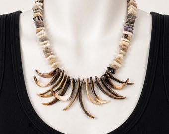 Collar llamativo de cuerno vintage de 18,5 cm, estilo bohemio neutro, babero escultural con flecos de pinchos.