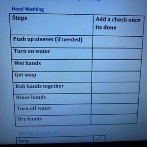 Pu&ograve; includere: Un set di tre tazze in ceramica con finitura opaca e macchiettata. Le tazze sono nei toni del crema, grigio chiaro e grigio scuro. Ogni tazza ha un design semplice e minimalista e un manico arrotondato.