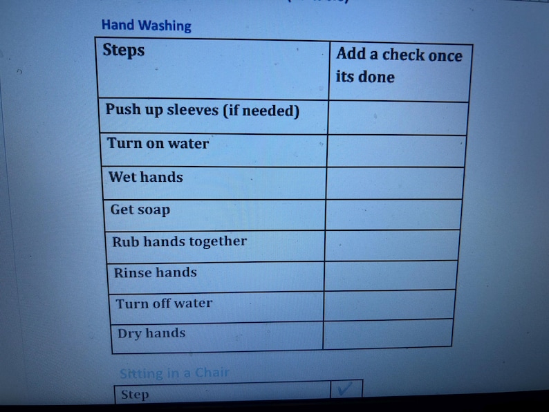 Pu&ograve; includere: Un set di tre tazze in ceramica con finitura opaca e macchiettata. Le tazze sono nei toni del crema, grigio chiaro e grigio scuro. Ogni tazza ha un design semplice e minimalista e un manico arrotondato.