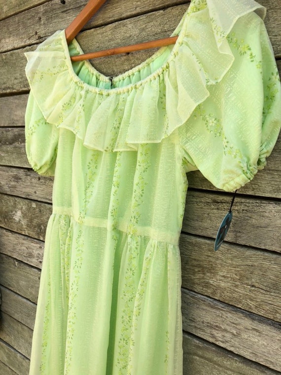 Gorgeous whimsical 1970's pale green handmade flo… - image 5