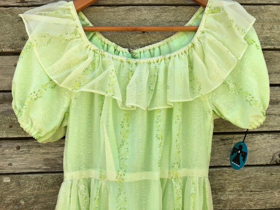 Gorgeous whimsical 1970's pale green handmade flo… - image 4