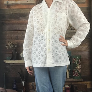 Hermosa camisa de encaje con botones de los años 70