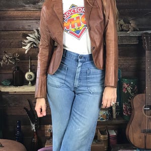 Jolie veste blazer courte en cuir marron « Polli Says » de l'année 2000