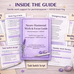 Op de afbeelding: Een verzameling gedrukte gidsen en notities, waaronder een centrale "Neuro-Hormonal Work & Focus Guide", op een houten oppervlak. De gids wordt vergezeld door andere notities, een kopje koffie, een pen en decoratieve elementen. De tekst op de gids luidt "Zachte werkondersteuning voor perimenopauze + ADHD-hersenmist."