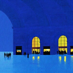 Puede incluir: Ilustración de un gran edificio azul con ventanas y puertas arqueadas, iluminado con luz amarilla y naranja. Figuras silueteadas de personas se ven frente al edificio y en las puertas. El cielo es azul oscuro.