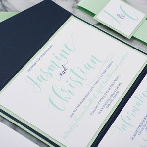 Poche personnalisée de la suite d’invitation de mariage de calligraphie moderne, personnalisée avec vos couleurs de thème, affichée en menthe et bleu marine, jasmin