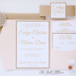 Peut inclure: Invitation de mariage avec paillettes dorées et une enveloppe rose. L'invitation indique les noms Evelyn Christine et Marco Davis, la date du 19 juillet 2015 et le lieu Garden Grove Event Center. La carte RSVP est incluse avec le texte "Veuillez répondre avant le 1er juillet".