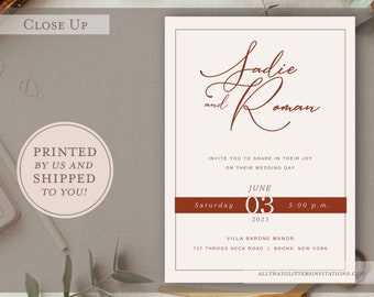Puede incluir: Una invitación de boda con fondo blanco y borde rojo. La invitación presenta los nombres "Jadie y Roman" en una fuente cursiva. La fecha de la boda es el 3 de junio de 2023 a las 5:00 p.m. La ubicación es Villa Barone Manor, 737 Throgs Neck Road, Bronx, Nueva York.
