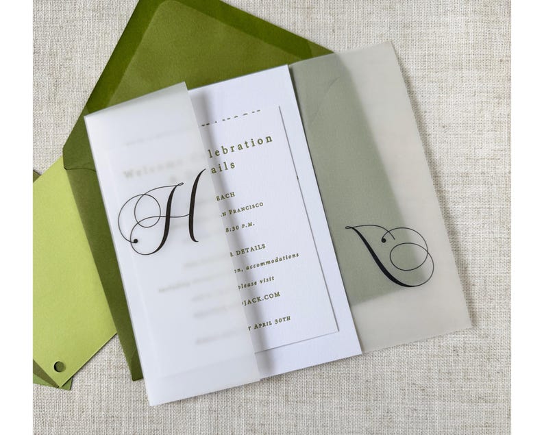 Puede incluir: Conjunto de invitaci&oacute;n de boda con una tarjeta blanca, texto negro y una gran inicial "H" sobre una superposici&oacute;n transl&uacute;cida. Incluye un sobre verde y una tarjeta verde claro. El texto dice "detalles de la celebraci&oacute;n".