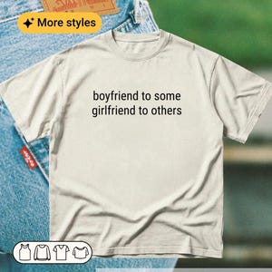 Pojkvän till någon flickvän till andra, ironisk queer meme-tröja, icke-binär humor, rolig present till dem, komfortfärger eller baby-tröja