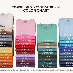 K&ouml;nnte beinhalten: Eine Farbkarte f&uuml;r Comfort Colors 1717 Vintage-T-Shirts, die vier vertikale Stapel gefalteter T-Shirts in verschiedenen Farbt&ouml;nen zeigt. Der Text lautet: Vintage T-shirt (Comfort Colors 1717) COLOR CHART, mit Beschriftungen f&uuml;r jede Farbe.